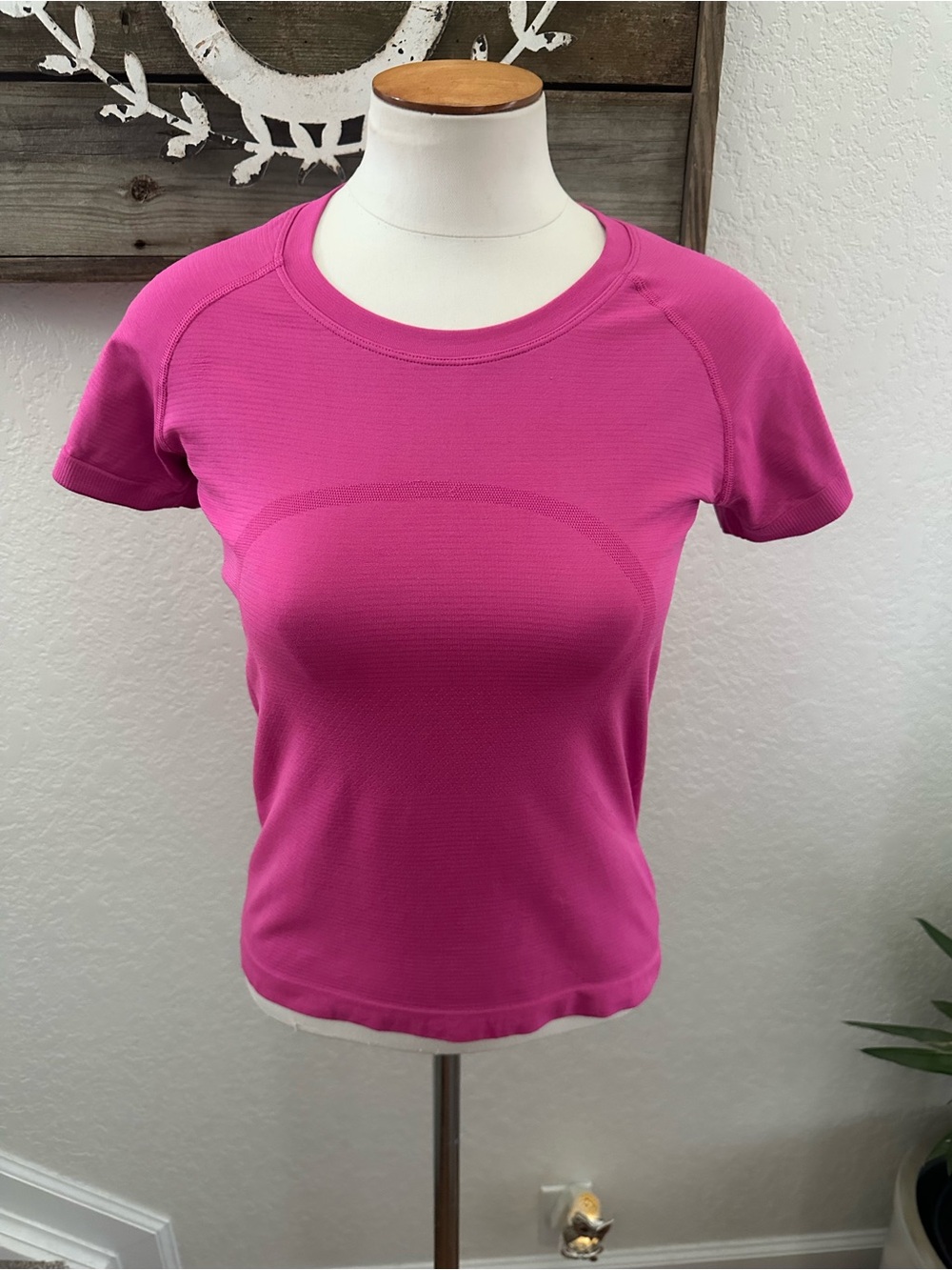Lululemon Swiftly Tech Short Sleeve 2.0 Race Size 6 Sonic Pink
